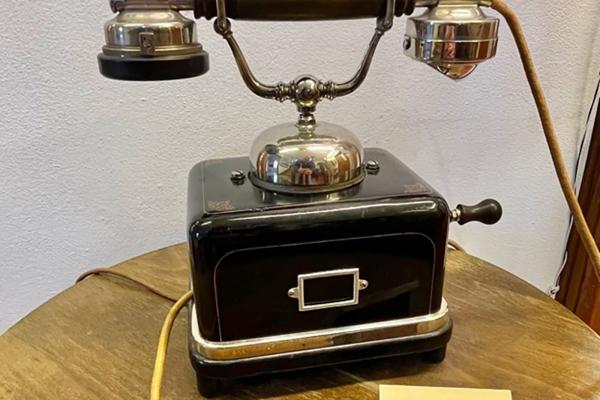 Moderneres Tischtelefon 